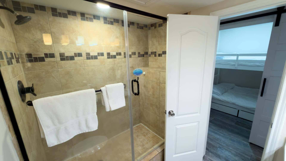 Bathroom 4, Penthouse Beachfront Views Renovated 4 Bedroom Condo, Cameron