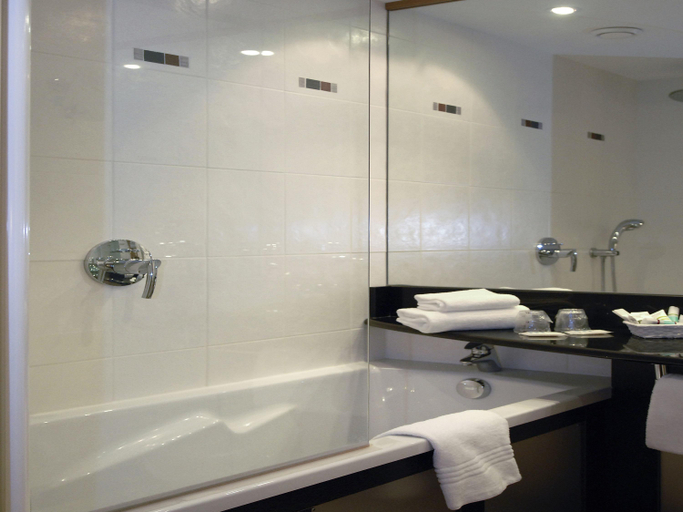 Bathroom 4, Mercure Caen Centre Port de Plaisance, Calvados