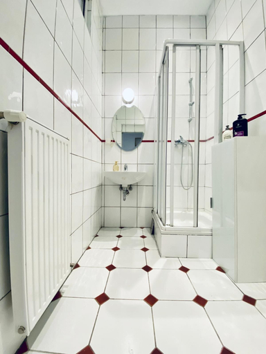 Bathroom 5, Cozy 2BR Apartment Close to Westbahnhof, Wien