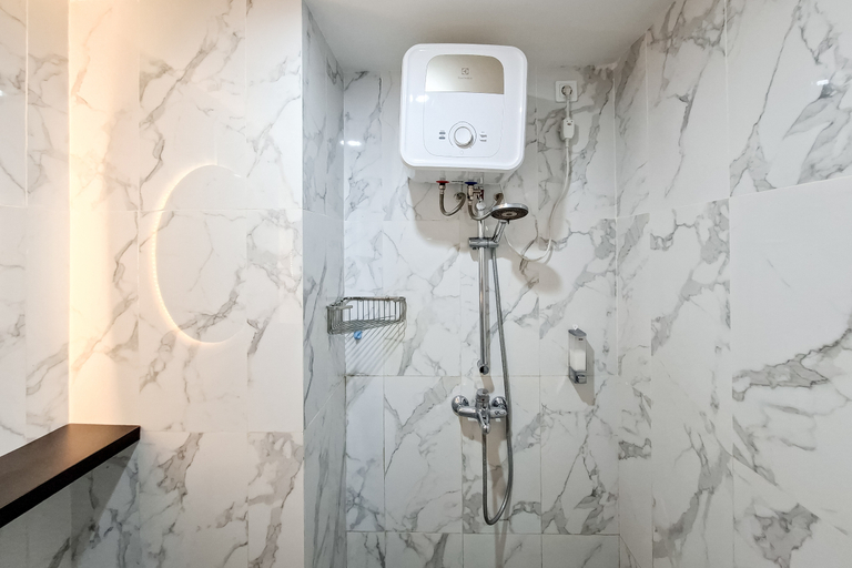Bathroom 5, Magnificent 1BR at Apartment Anwa Residence By Travelio, Tangerang Selatan