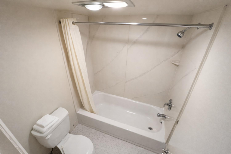 Bathroom 3, Kings Inn Motel, Berks