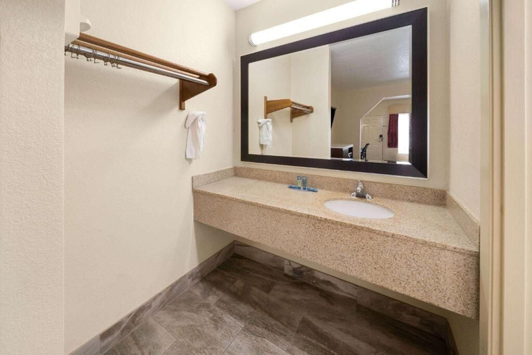Bathroom 4, Hotel Oxford, Lafayette