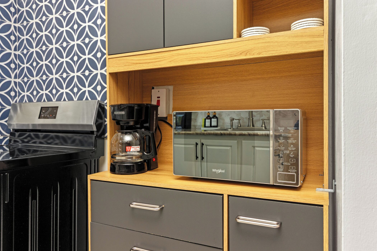 Private kitchen 4, 3rd Floor Condo Tower Isle 24hr Security