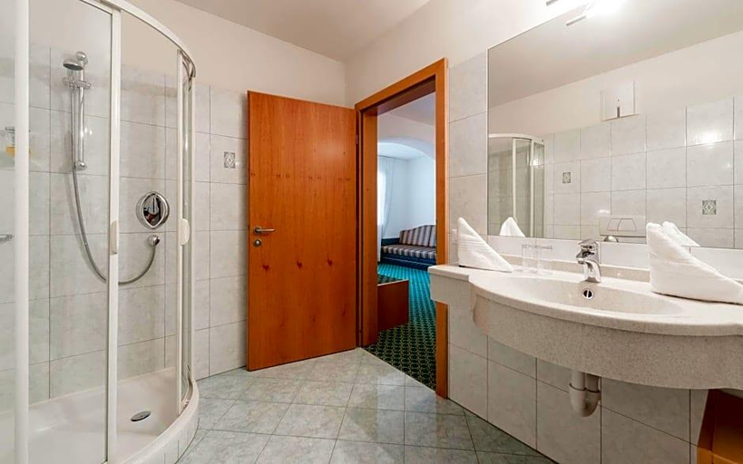 Bathroom 4, Saldur Small Active Hotel, Bolzano