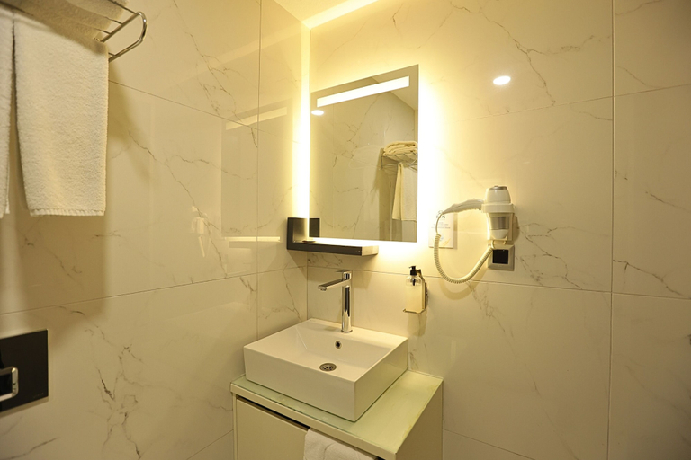 Bathroom 5, Ren Business Hotel, Gerede