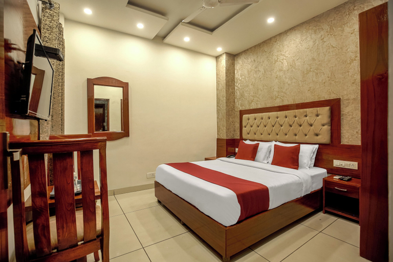 Room 5, Hotel RK Residency Opposite ISBT Sector 43 Chandigarh, Chandigarh