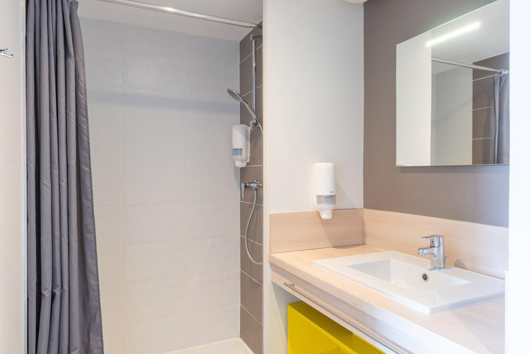 Bathroom 4, Westlodge Dardilly Lyon Nord, Rhône