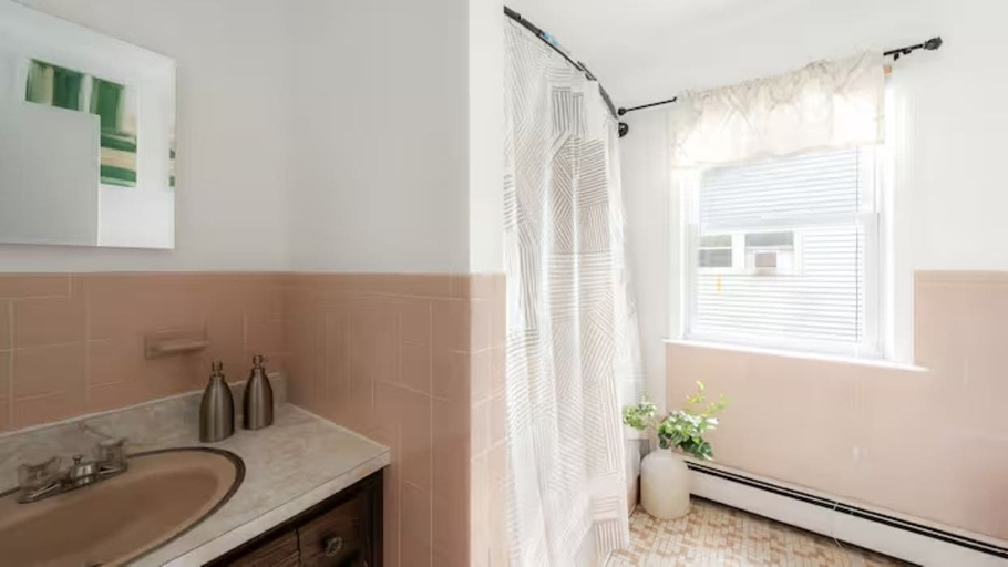 Bathroom 2, Upscale 3BR NY Home with Free Parking, Westchester