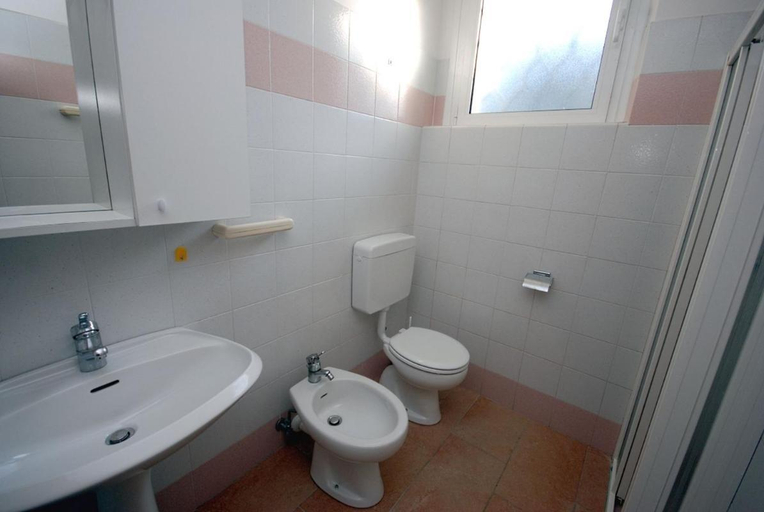 Bathroom, Adorable apartment in a green area close to the beach, Udine