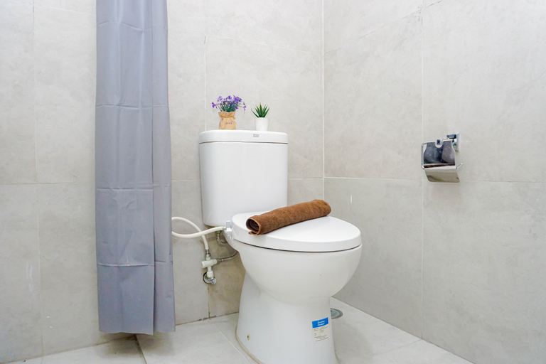 Bathroom 5, Compact Studio near President University at Pollux Chadstone Apartment By Travelio, Cikarang