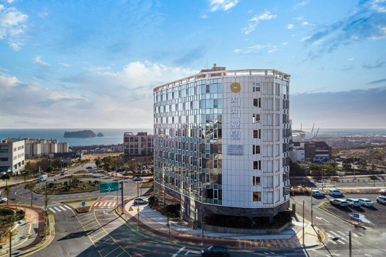Exterior & Views