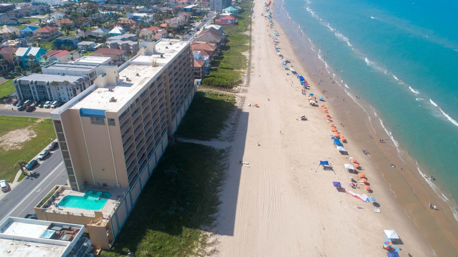 Beach 3, Penthouse Beachfront Views Renovated 4 Bedroom Condo, Cameron