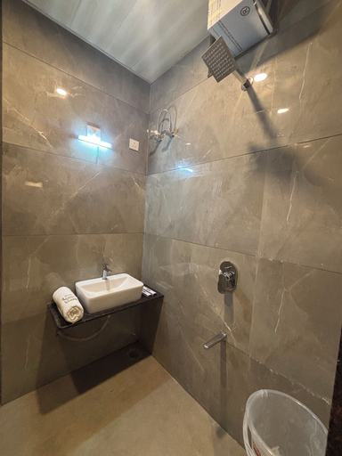 Bathroom 4, Hotel Golden Hills, Sirohi