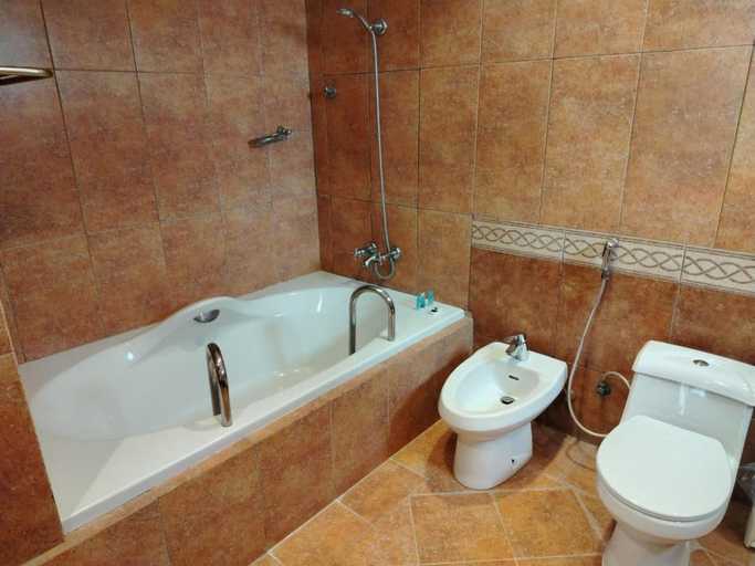 Bathroom 5, Al-Borg Al-Watheer Serviced Apartments, Jizan