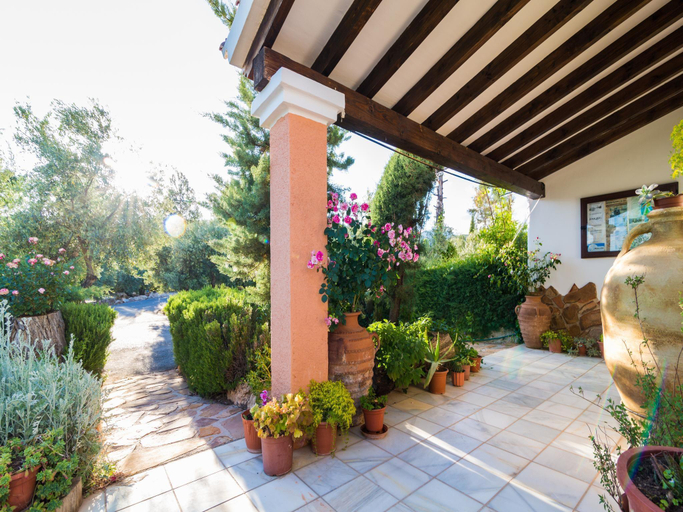 5, Family-Friendly Stay with Pool Access, Jaén