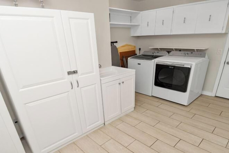 Laundry room, Amazing - 4 Bed Billiard Table luxury canal pool, Lee