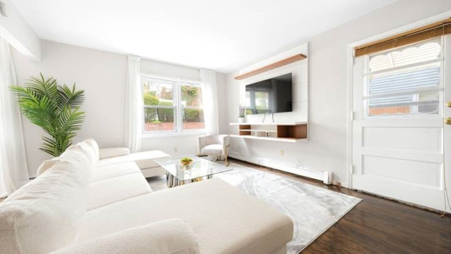 Living area 5, Upscale 3BR NY Home with Free Parking, Westchester