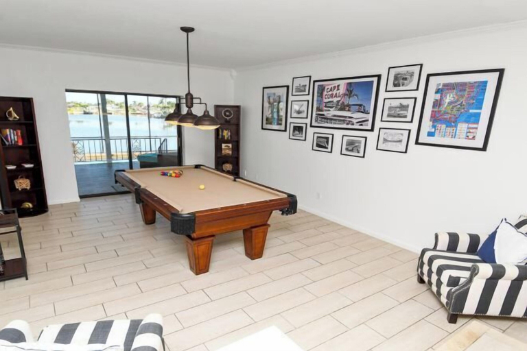 Game room, Amazing - 4 Bed Billiard Table luxury canal pool, Lee