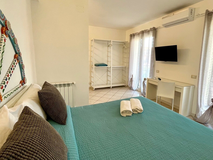 Room 2, New Naxian Holidays, Messina