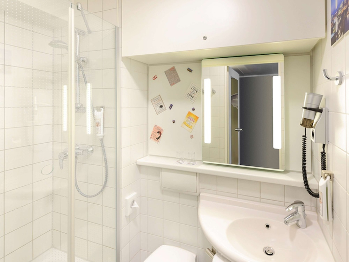 Bathroom 4, ibis Berlin Mitte, Berlin