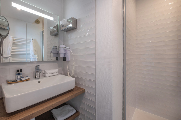 Bathroom 5, Hôtel de la Pointe du Cap Coz, Finistère