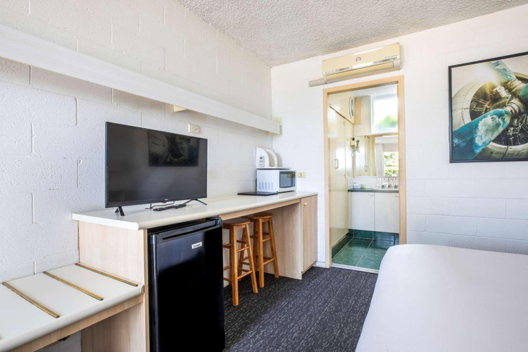 Others 5, Mulgrave Court Motor Inn, Melbourne