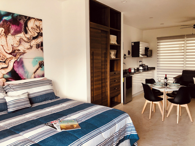 Room 2, Stylish Studios with Rooftop Pool, Cozumel