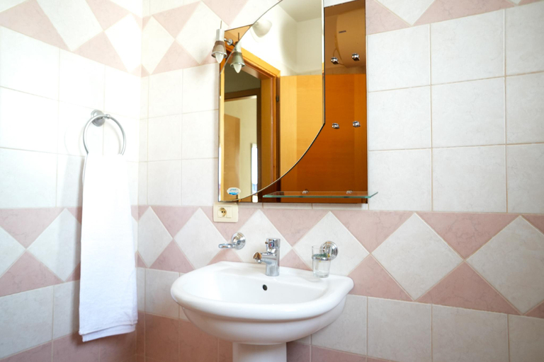 Bathroom 2, Saranda Waterside Apartments, Sarandës