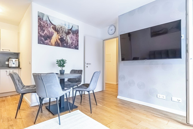 Living room 4, 9 Min to City Center 1BR 1LR Balcony, Wien
