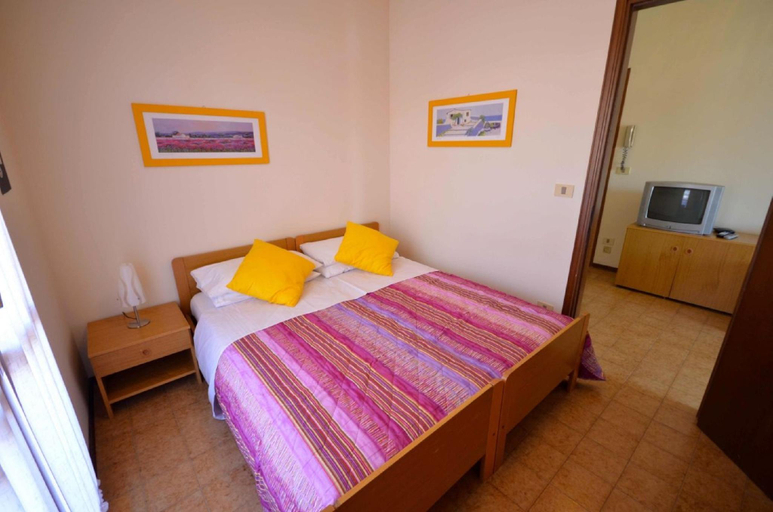 Bedroom 2, Spacious apartment for up to 6 guests with shared outdoor pool by BeahostRentals, Venezia