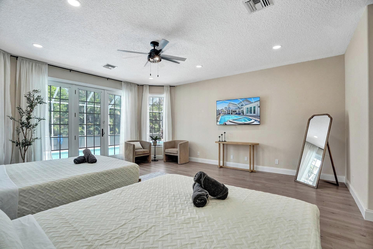 Room 5, 6BR Hollywood Lakes Home with Pool & Spa, Broward