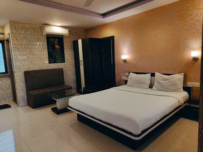 Room 4, Hotel Panchgani Crown, Satara