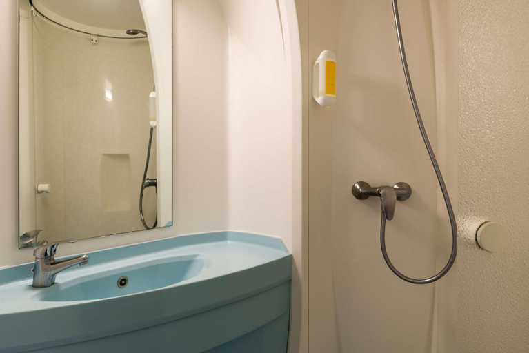 Bathroom 4, The Originals Access, Hôtel Saint-Flour, Cantal