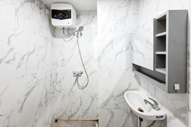 Bathroom 5, White Tone Studio at Anwa Residence By Travelio, Tangerang Selatan