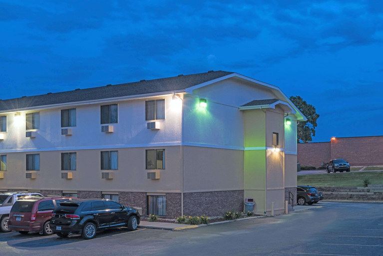 Exterior & Views 2, Super 8 By Wyndham Omaha Ne, Douglas