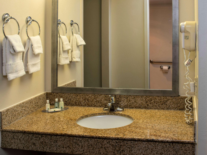 Bathroom 4, Quality Suites Lake Wright - Norfolk Airport, Norfolk