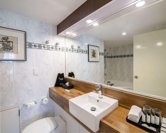 Bathroom 4, Pagoda Resort & Spa, Perth