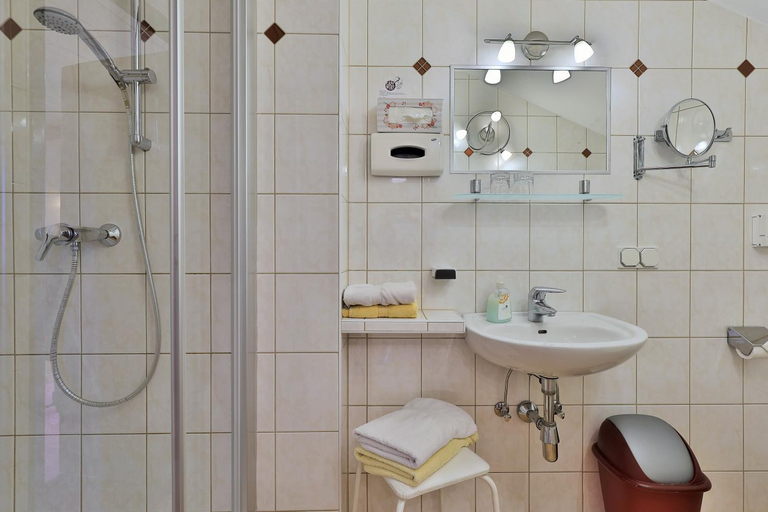Bathroom, Hotel Garni Zerza, Hermagor