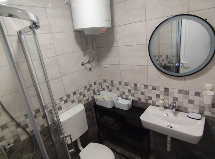 Bathroom 2, Comfort Apartments Igalo 60 m From the Sea