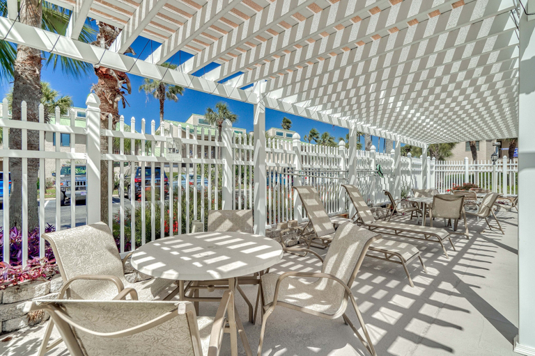 Outdoor dining 3, Shoreline Garden 16 3 Bedroom Townhouse, Okaloosa