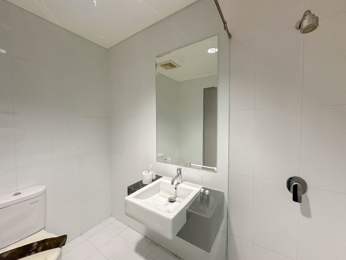 Bathroom 5, Spacious 1BR with City View at Praxis Apartment By Travelio, Surabaya