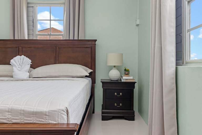 Room 2, 3rd Floor Condo Tower Isle 24hr Security