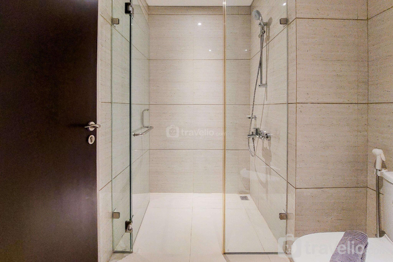 Bathroom 2, Comfort 2BR at Brooklyn Alam Sutera By Travelio, Tangerang