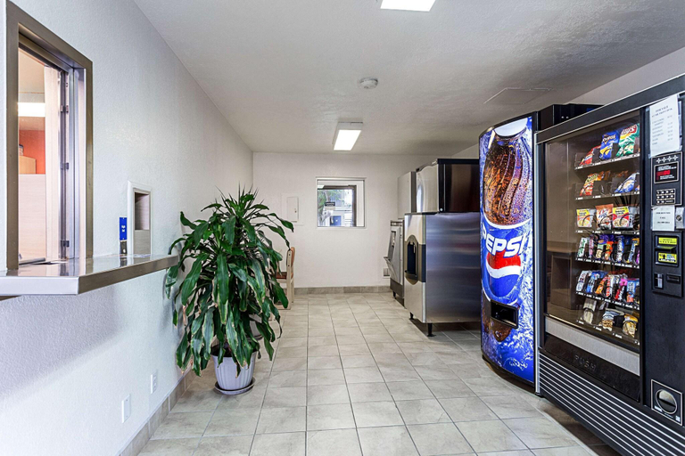 Food & Drinks 5, Motel 6 Ontario, Or, Malheur