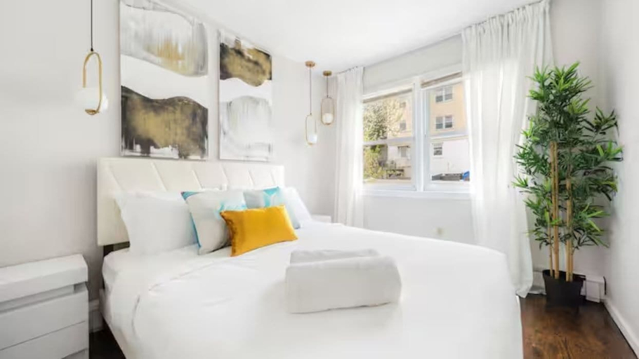 Room 4, Upscale 3BR NY Home with Free Parking, Westchester