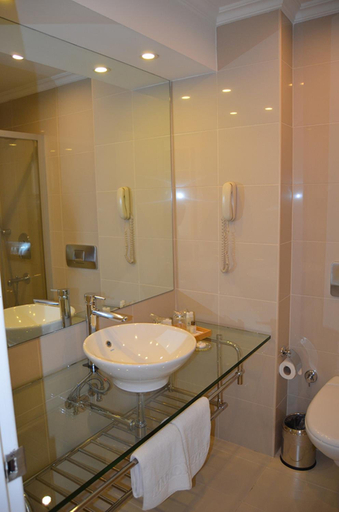 Bathroom 5, The Westbridge Hotel, London