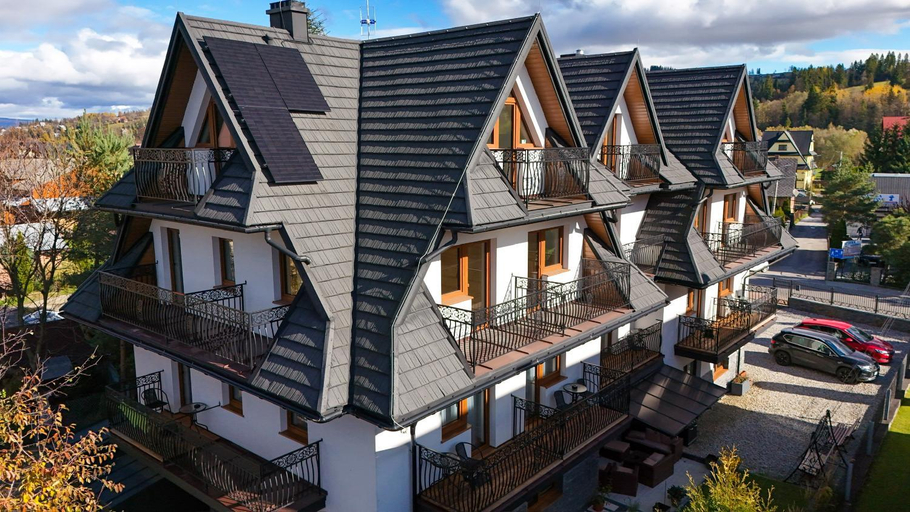Exterior & Views