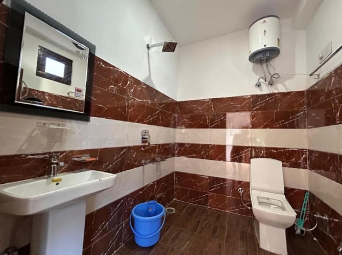 Bathroom 3, Majestic House and Bonkers on the go cafe, Kullu