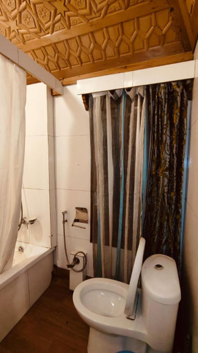 Bathroom 2, Heritage Houseboat - Almost Heaven, Srinagar
