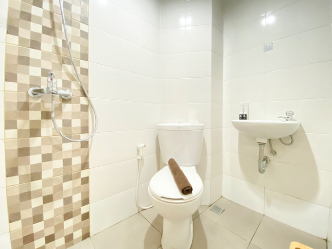 Bathroom 5, Best Deal Corner Studio Apartment at The Alton By Travelio, Semarang